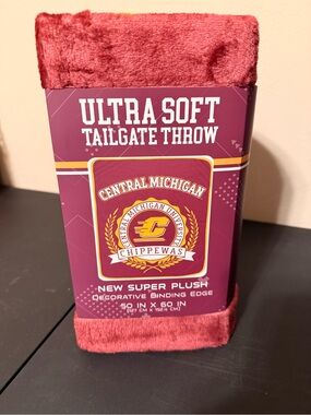 Central Michigan Tailgate Throw Blanket in Maroon and Gold